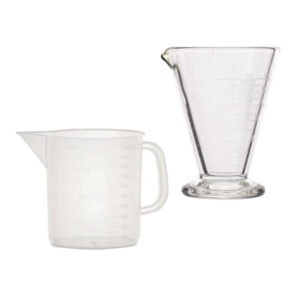 Messbecher und Kannen mit Graduierung